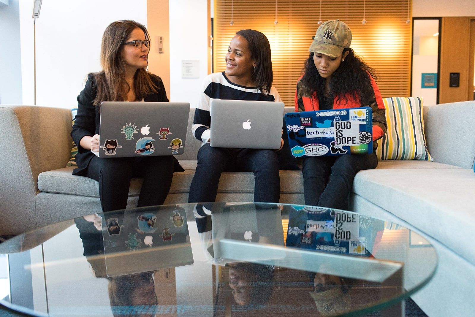 Jovens trabalhando juntos em seus notebooks