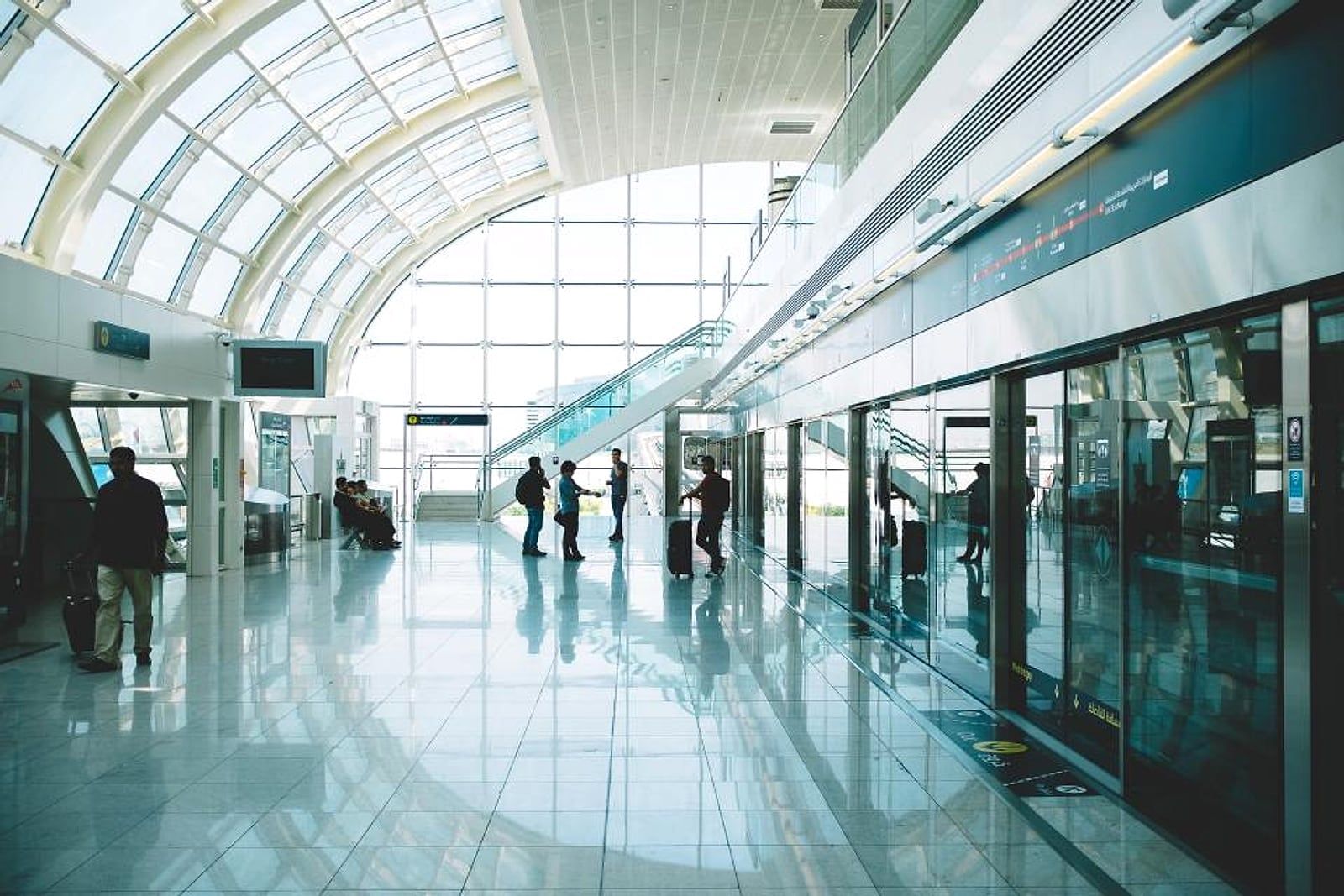Passageiros caminhando por um terminal de aeroporto claro e moderno
