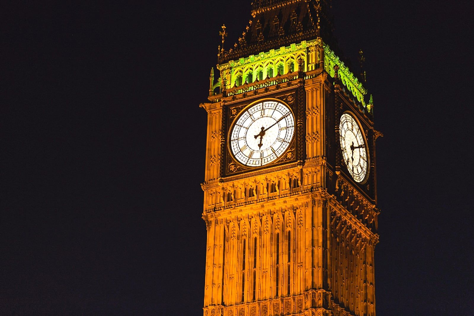 Torre do relógio Big Ben iluminada à noite, em Londres
