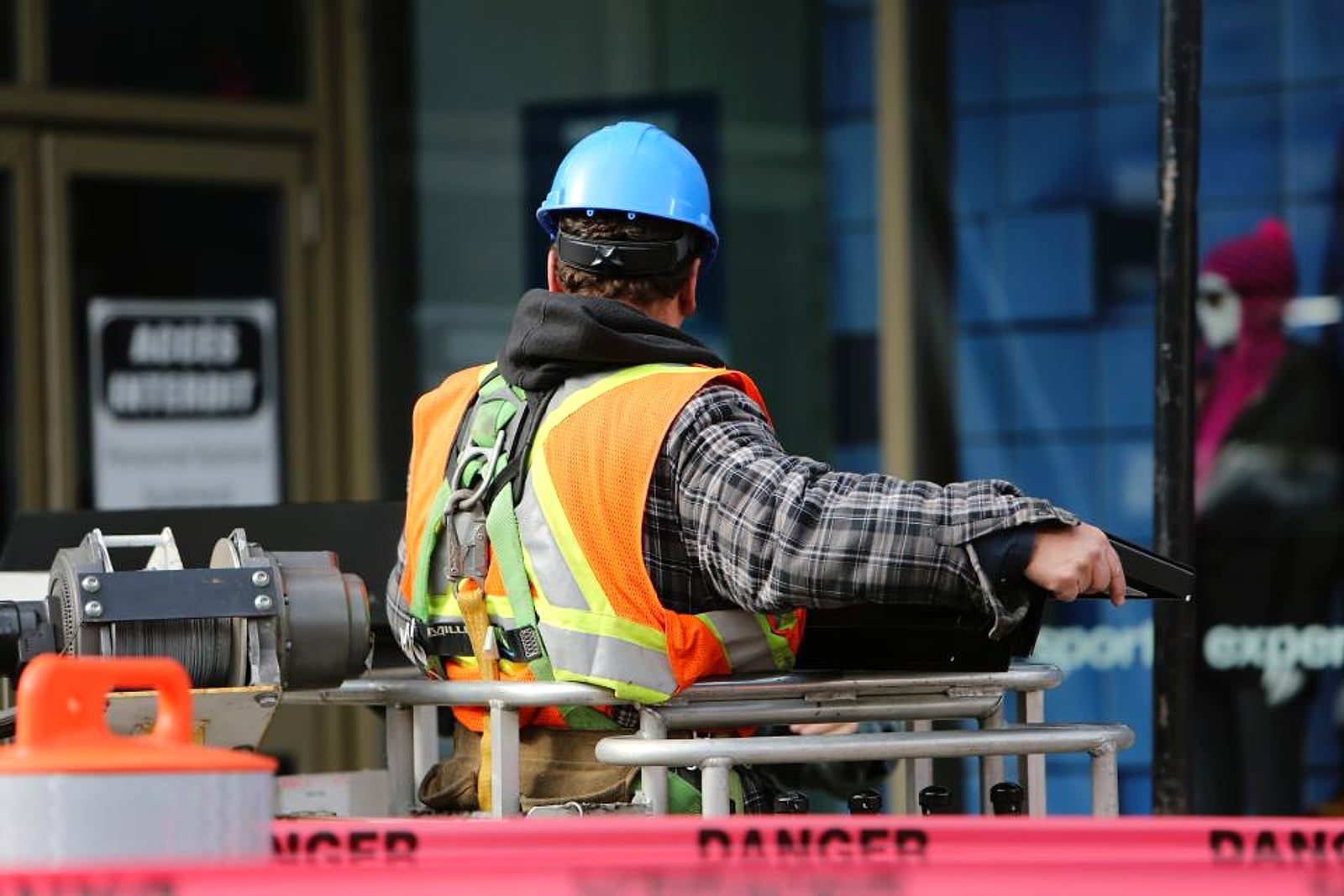 Trabalhador da construção civil com capacete e colete de segurança