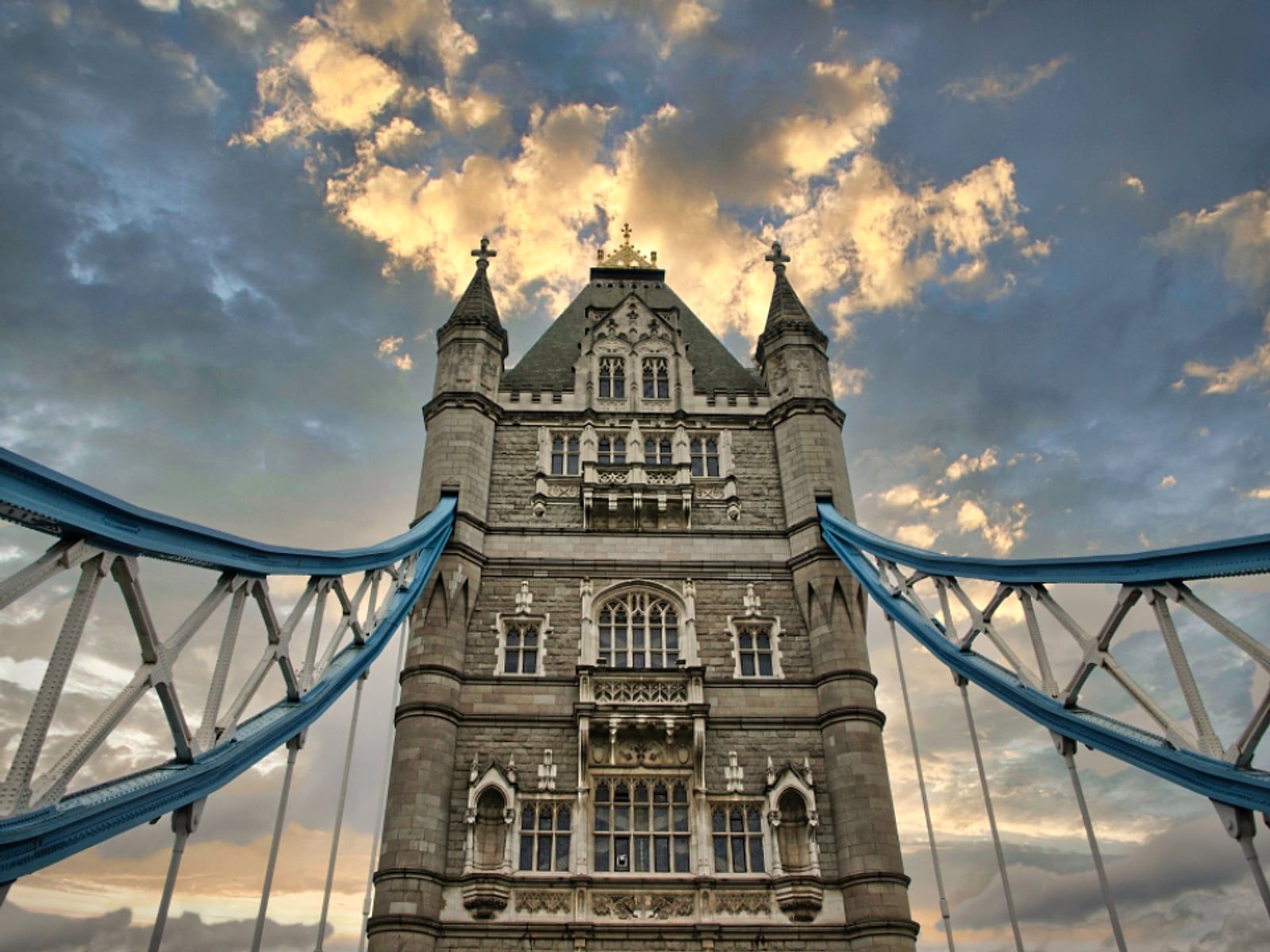 Tower Bridge, em Londres, vista de baixo contra o céu